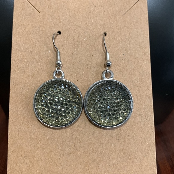 Silver tone green stone earrings - Picture 2 of 3